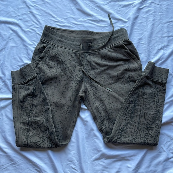 Lululemon Warm Down Jogger 7/8 Length Thread Dye Rover Black Colour Size 12 - Picture 14 of 15